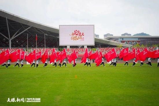 罗马在今夏出售了伊巴涅斯，而老将斯莫林则受伤长期缺席，再加上今年5月接受膝盖手术的库姆布拉，罗马在后防线上人员紧张，目前只剩曼奇尼、略伦特、恩迪卡这三名中卫可用，而他们三人也长时间连续作战无法轮休。
